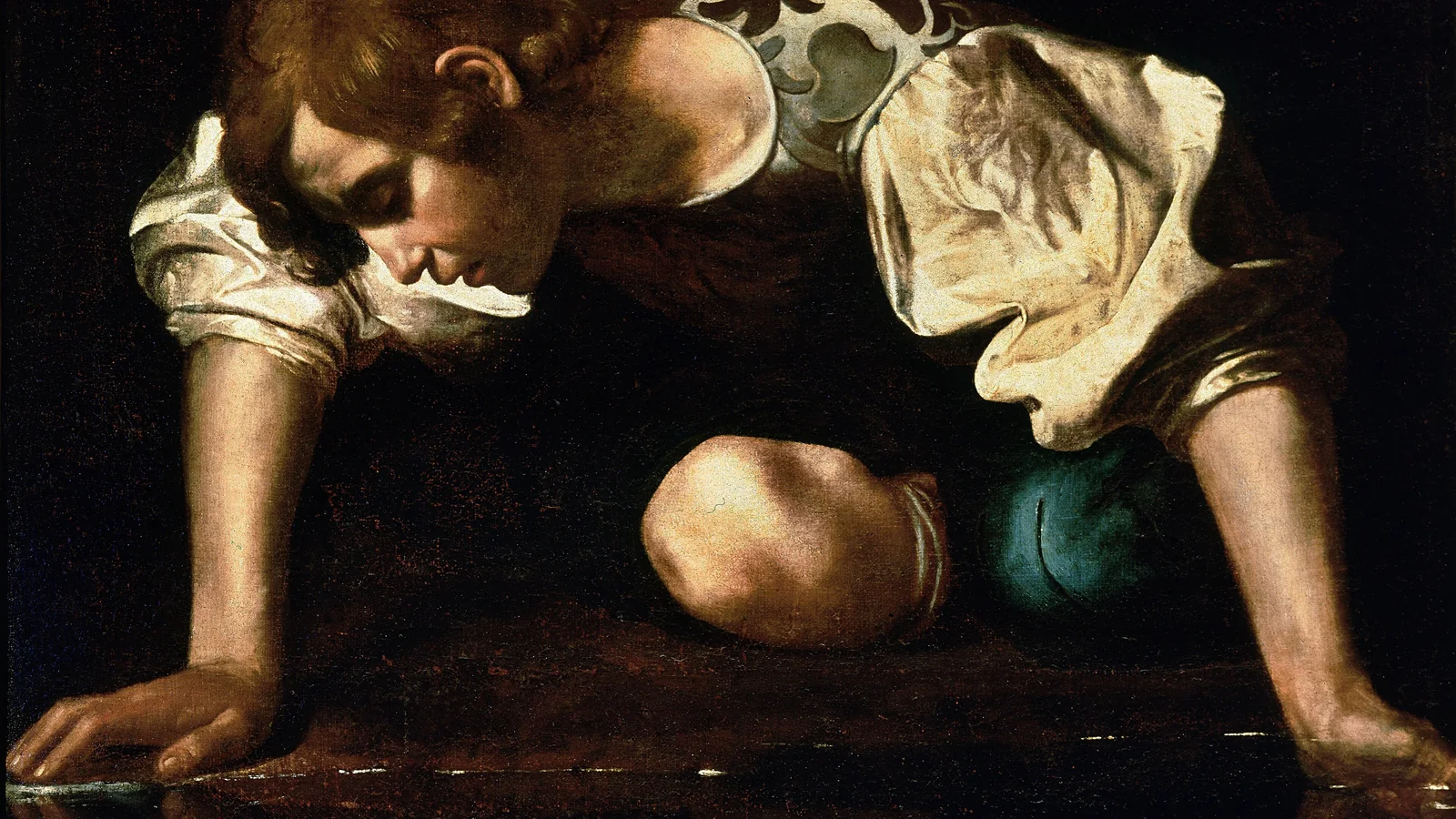 Narciso, de Caravaggio: un joven se inclina sobre el agua y se queda mirando su reflejo